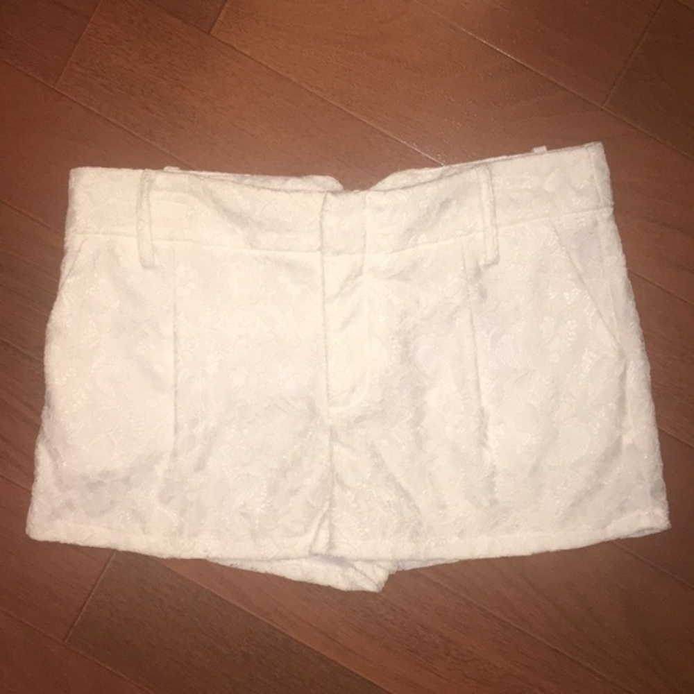 New Women’s White Floral Lace Shorts Size Large